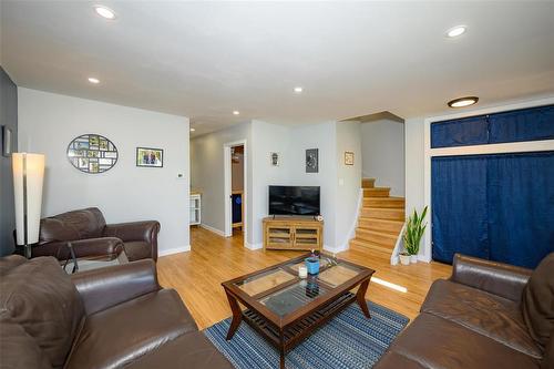 405 Queen Street, Winnipeg, MB - Indoor Photo Showing Living Room
