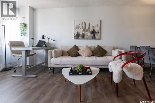 2402 311 6Th Avenue, Saskatoon, SK - Indoor Photo Showing Living Room