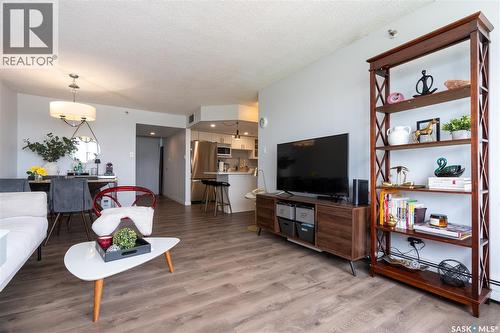 2402 311 6Th Avenue, Saskatoon, SK - Indoor Photo Showing Living Room