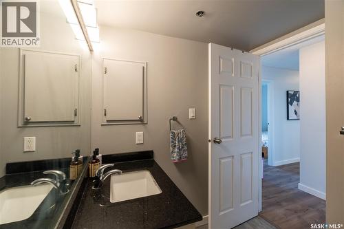 2402 311 6Th Avenue, Saskatoon, SK - Indoor Photo Showing Bathroom
