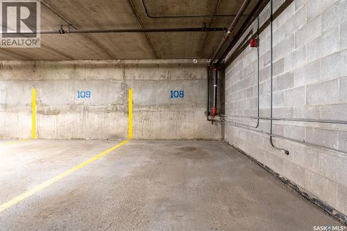 2402 311 6Th Avenue, Saskatoon, SK - Indoor Photo Showing Garage