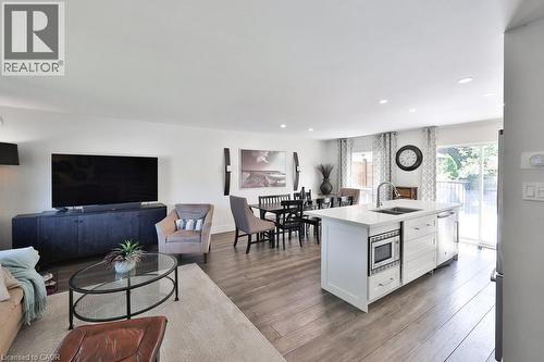 1404 Lewisham Drive, Mississauga, ON - Indoor Photo Showing Living Room