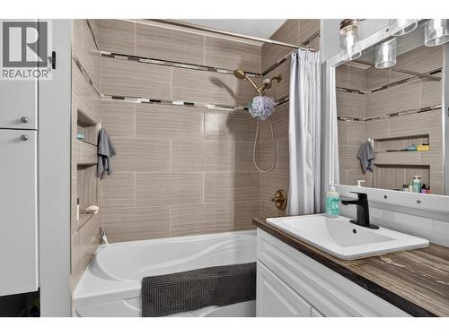 Updated main bathroom with a fresh, clean and functional design. - 3703 Commonage Crescent, Vernon, BC - Indoor Photo Showing Bathroom