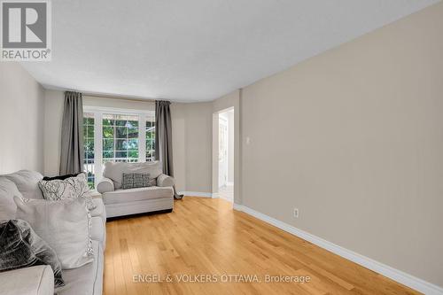 Living Room - 28 Weybridge Drive, Ottawa, ON - Indoor Photo Showing Living Room