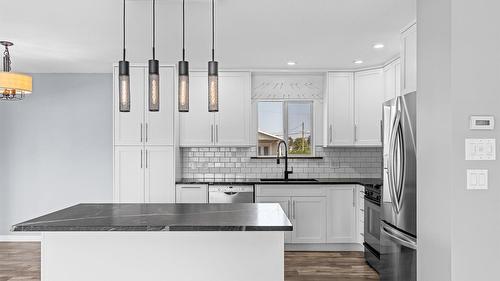 420 Hillaby Avenue, Kelowna, BC - Indoor Photo Showing Kitchen With Upgraded Kitchen