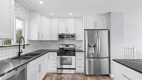 420 Hillaby Avenue, Kelowna, BC - Indoor Photo Showing Kitchen With Double Sink With Upgraded Kitchen