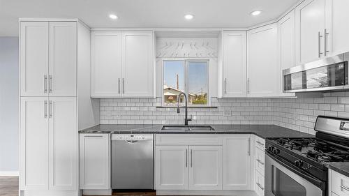 420 Hillaby Avenue, Kelowna, BC - Indoor Photo Showing Kitchen With Double Sink With Upgraded Kitchen
