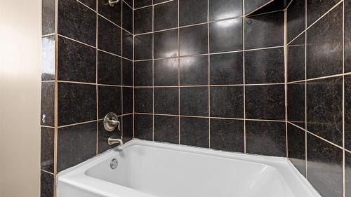 420 Hillaby Avenue, Kelowna, BC - Indoor Photo Showing Bathroom