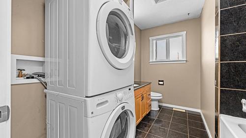 420 Hillaby Avenue, Kelowna, BC - Indoor Photo Showing Laundry Room