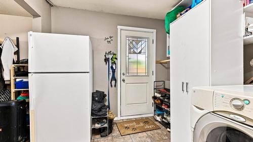 420 Hillaby Avenue, Kelowna, BC - Indoor Photo Showing Laundry Room