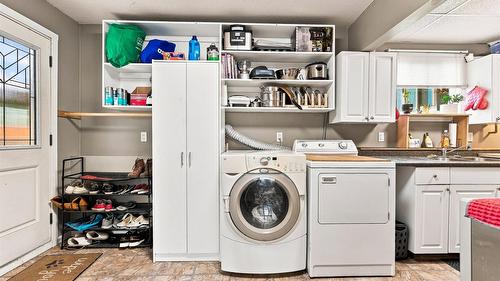 420 Hillaby Avenue, Kelowna, BC - Indoor Photo Showing Laundry Room