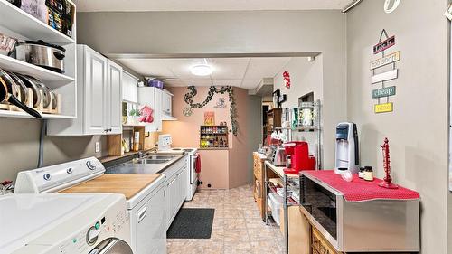 420 Hillaby Avenue, Kelowna, BC - Indoor Photo Showing Laundry Room