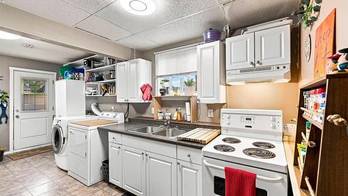420 Hillaby Avenue, Kelowna, BC - Indoor Photo Showing Laundry Room