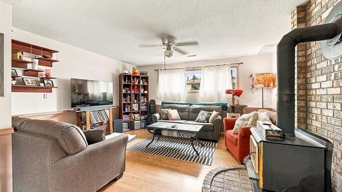 420 Hillaby Avenue, Kelowna, BC - Indoor Photo Showing Living Room