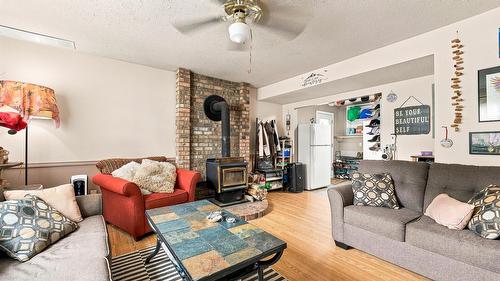 420 Hillaby Avenue, Kelowna, BC - Indoor Photo Showing Living Room With Fireplace