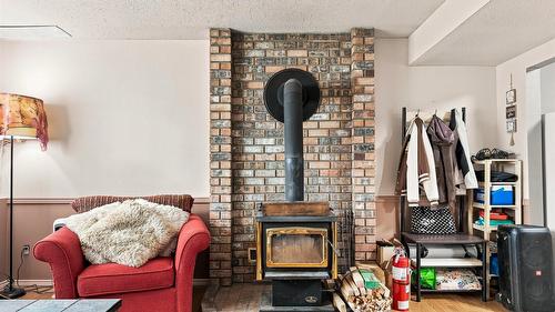 420 Hillaby Avenue, Kelowna, BC - Indoor With Fireplace