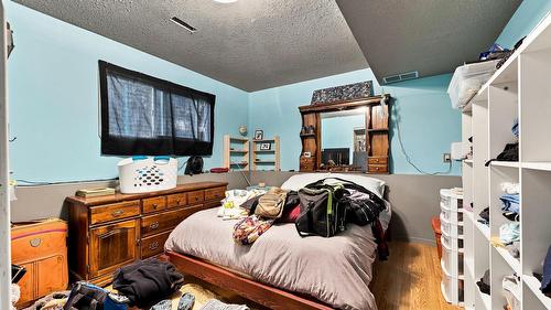 420 Hillaby Avenue, Kelowna, BC - Indoor Photo Showing Bedroom