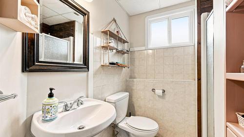 420 Hillaby Avenue, Kelowna, BC - Indoor Photo Showing Bathroom