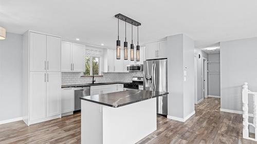 420 Hillaby Avenue, Kelowna, BC - Indoor Photo Showing Kitchen With Upgraded Kitchen