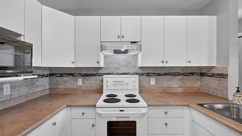 408-920 Saskatoon Road, Kelowna, BC - Indoor Photo Showing Kitchen