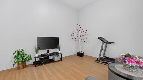 408-920 Saskatoon Road, Kelowna, BC - Indoor Photo Showing Gym Room