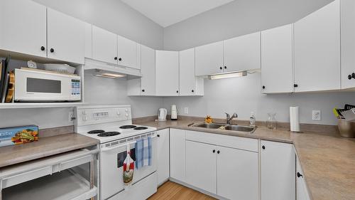 408-920 Saskatoon Road, Kelowna, BC - Indoor Photo Showing Kitchen With Double Sink