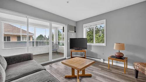 408-920 Saskatoon Road, Kelowna, BC - Indoor Photo Showing Living Room