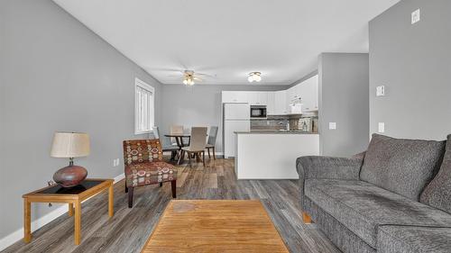 408-920 Saskatoon Road, Kelowna, BC - Indoor Photo Showing Living Room