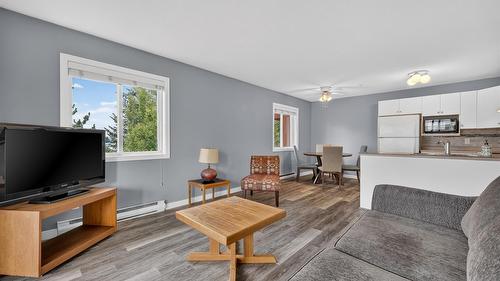 408-920 Saskatoon Road, Kelowna, BC - Indoor Photo Showing Living Room