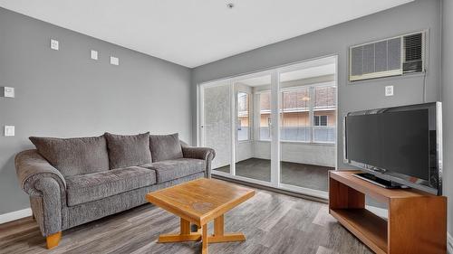 408-920 Saskatoon Road, Kelowna, BC - Indoor Photo Showing Living Room