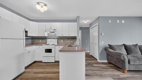 408-920 Saskatoon Road, Kelowna, BC - Indoor Photo Showing Kitchen With Double Sink