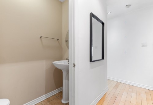 Powder room - 301-1455 Rue St-Jacques, Montréal (Ville-Marie), QC - Indoor Photo Showing Bathroom