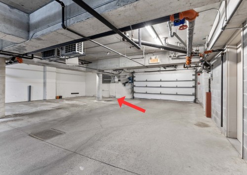 Garage - 301-1455 Rue St-Jacques, Montréal (Ville-Marie), QC - Indoor Photo Showing Garage