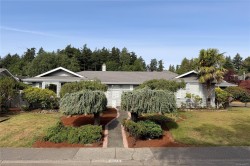 4878 Sea Ridge Dr Saanich, BC V8Y 2R8