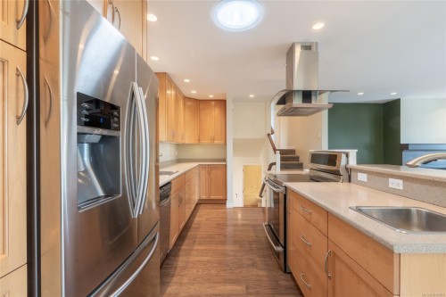 253/255 Heddle Ave, View Royal, BC - Indoor Photo Showing Kitchen
