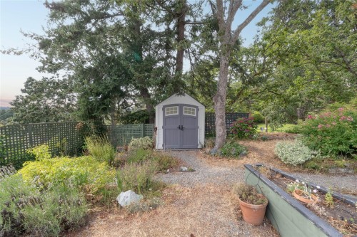 253/255 Heddle Ave, View Royal, BC - Outdoor
