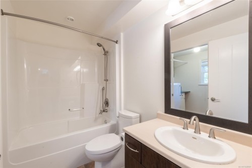 253/255 Heddle Ave, View Royal, BC - Indoor Photo Showing Bathroom