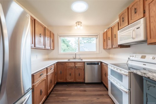 253/255 Heddle Ave, View Royal, BC - Indoor Photo Showing Kitchen