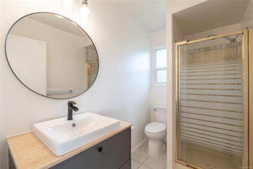 253/255 Heddle Ave, View Royal, BC - Indoor Photo Showing Bathroom