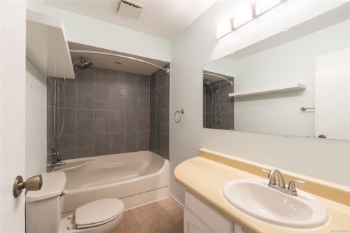 253/255 Heddle Ave, View Royal, BC - Indoor Photo Showing Bathroom