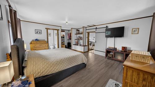 5469 Cory Road, Wynndel, BC - Indoor Photo Showing Bedroom