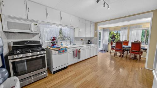 5469 Cory Road, Wynndel, BC - Indoor Photo Showing Kitchen