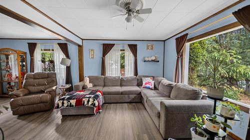 5469 Cory Road, Wynndel, BC - Indoor Photo Showing Living Room