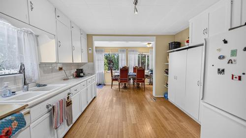 5469 Cory Road, Wynndel, BC - Indoor Photo Showing Kitchen