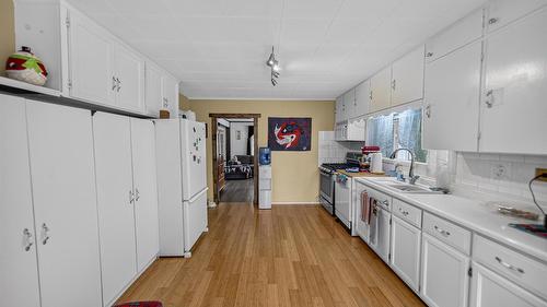 5469 Cory Road, Wynndel, BC - Indoor Photo Showing Kitchen