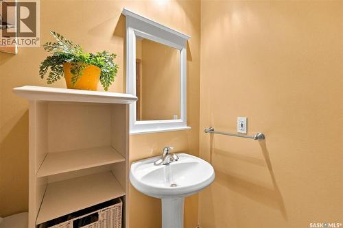Crescent 211 David Knight Crescent, Saskatoon, SK - Indoor Photo Showing Bathroom