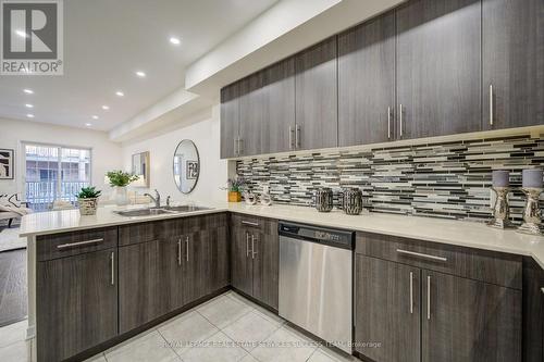 45 Ormerod Lane, Richmond Hill, ON - Indoor Photo Showing Kitchen With Double Sink With Upgraded Kitchen