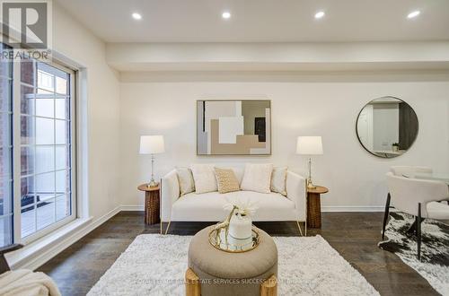 45 Ormerod Lane, Richmond Hill, ON - Indoor Photo Showing Living Room