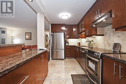 806 - 60 Inverlochy Boulevard, Markham, ON - Indoor Photo Showing Kitchen With Upgraded Kitchen