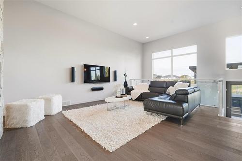8 Orchard Gate, Oak Bluff, MB - Indoor Photo Showing Living Room
